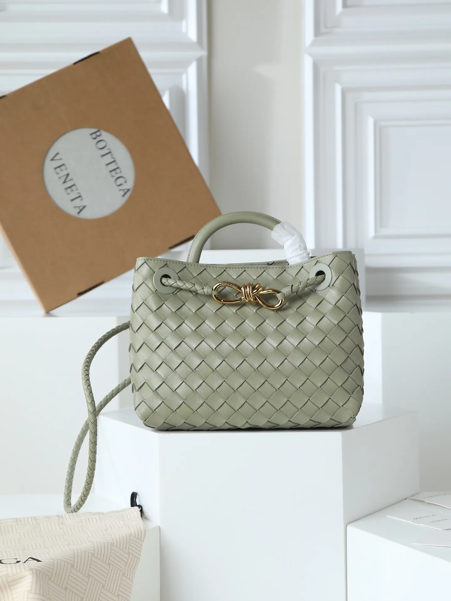 1300. Andiamo is shipping‼ ️Really popular🔥The new Andiamo woven handbag launched by Bottega Veneta this season is really popular all over the world! ! Celebrities at home and abroad have worn it, and Oscar-winning actress Michelle Yeoh has taken it out on the street. Song Jia, Trai Yala, Yu Feihong, Sanji Ayaka, Rosie Hunting-Whiteley, Yoshioka Riho, etc. have all worn this bag. It is classic and versatile and shows off your temperament, and the bag capacity is also large, which is very convenient for daily commuting! ! A variety of carrying methods, the shoulder straps can be adjusted by yourself, the original lambskin feels soft and delicate, and the unisex style breaks the gender boundaries and brings a more practical and long-lasting use experience. Andiamo, which has both elegant and casual styles, perfectly interprets the true appearance of "fashionable old money style". Style number: 766014 Size: 25*22*10.5cm